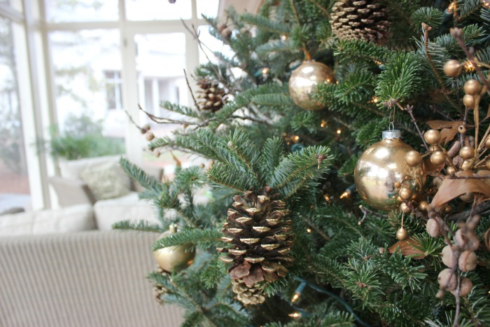 PINE CONE & BRANCH DECORATED CHRISTMAS TREE - Simple Nature Decor